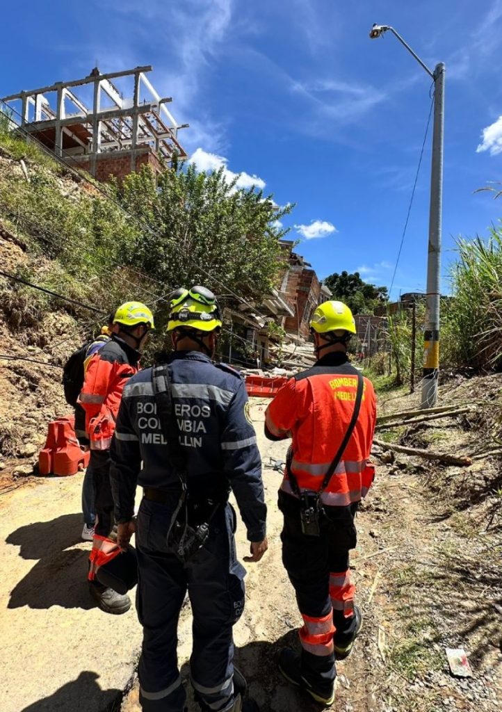 DAGRD recomienda evacuación y cierre de vía tras deslizamiento en San Cristóbal